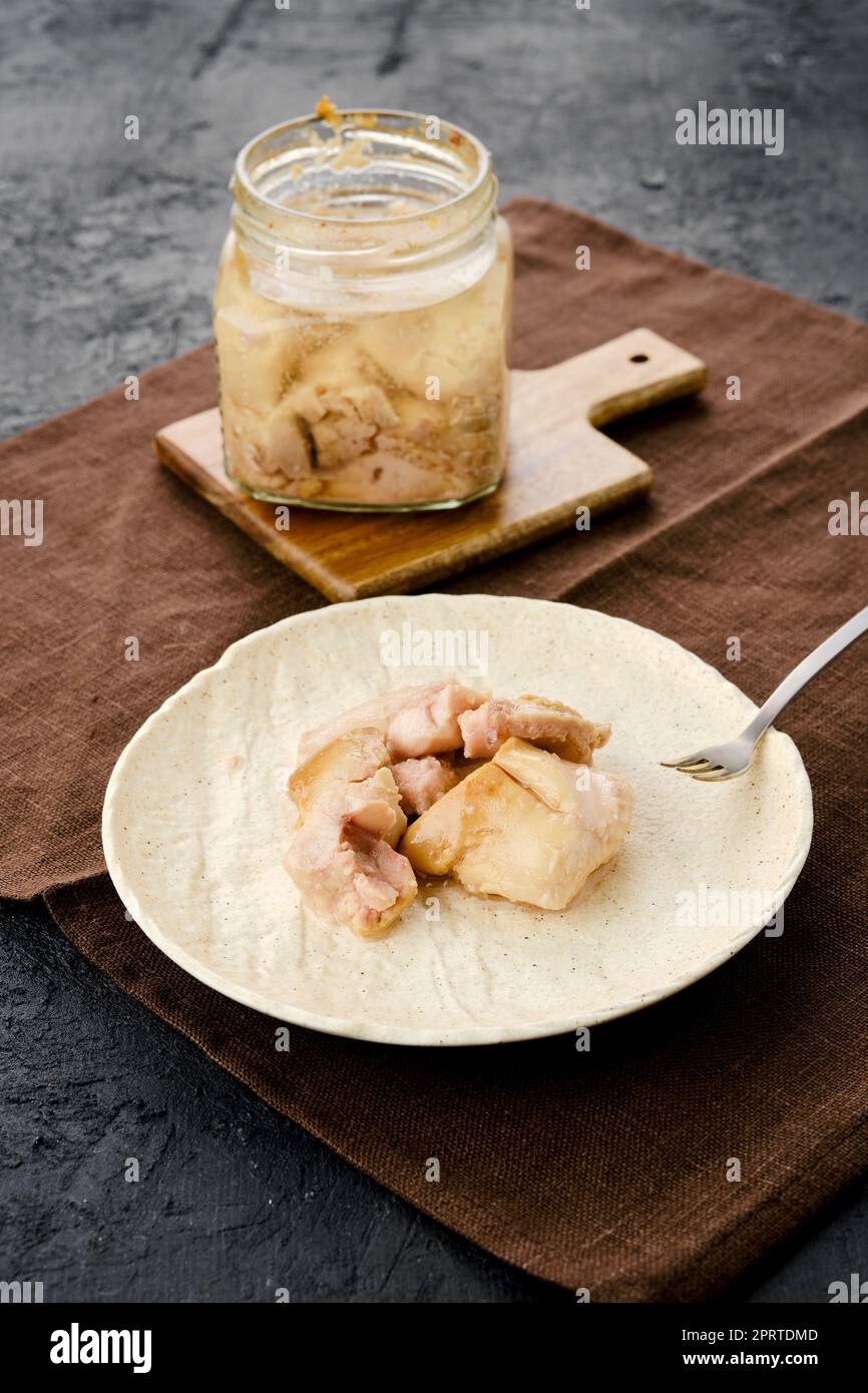 Foie de morue en conserve dans un pot en verre Banque D'Images