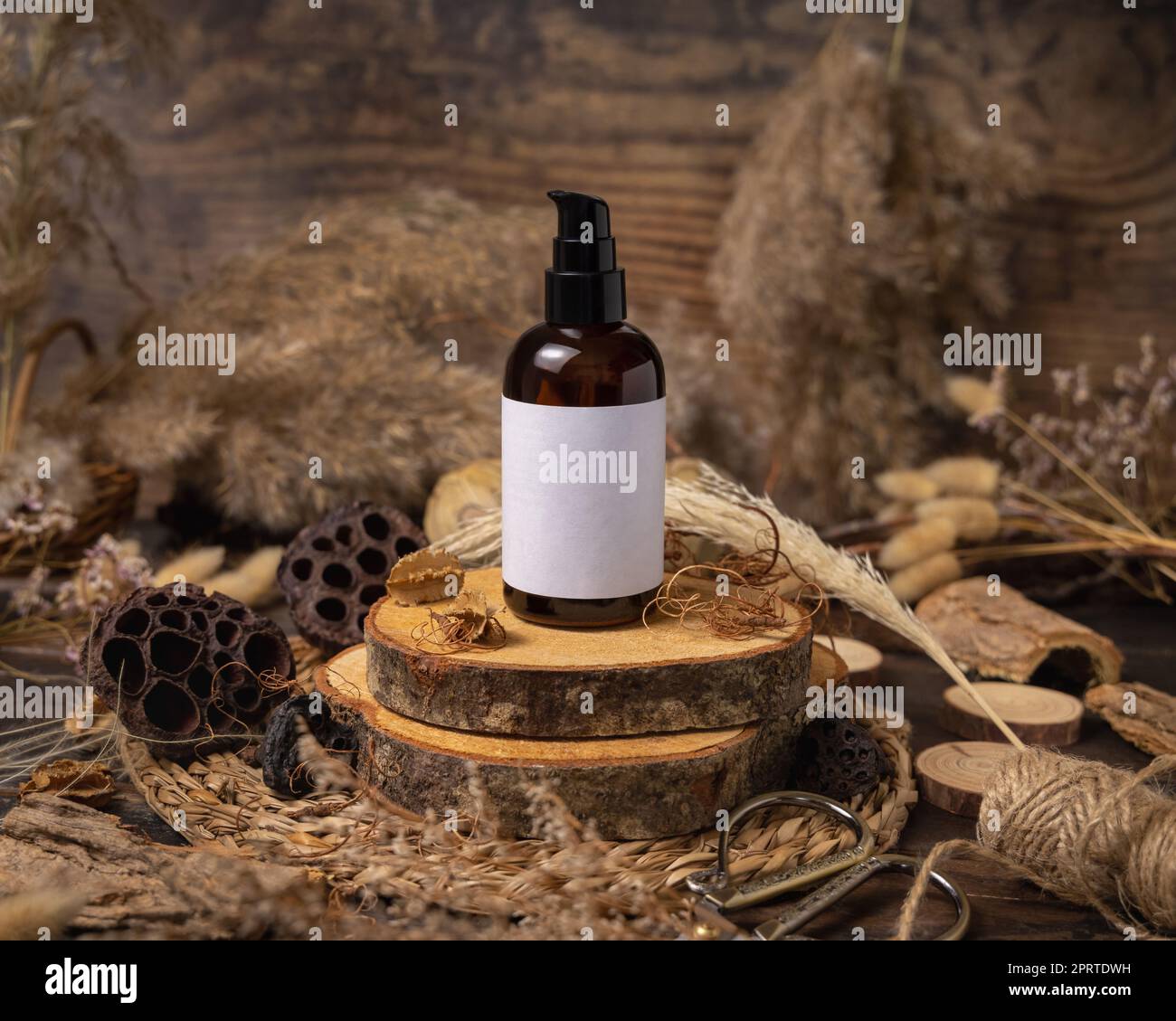 Cosmétique une bouteille de pompe sur bois près des décorations de boho naturel gros plan. Maquette d'étiquette Banque D'Images