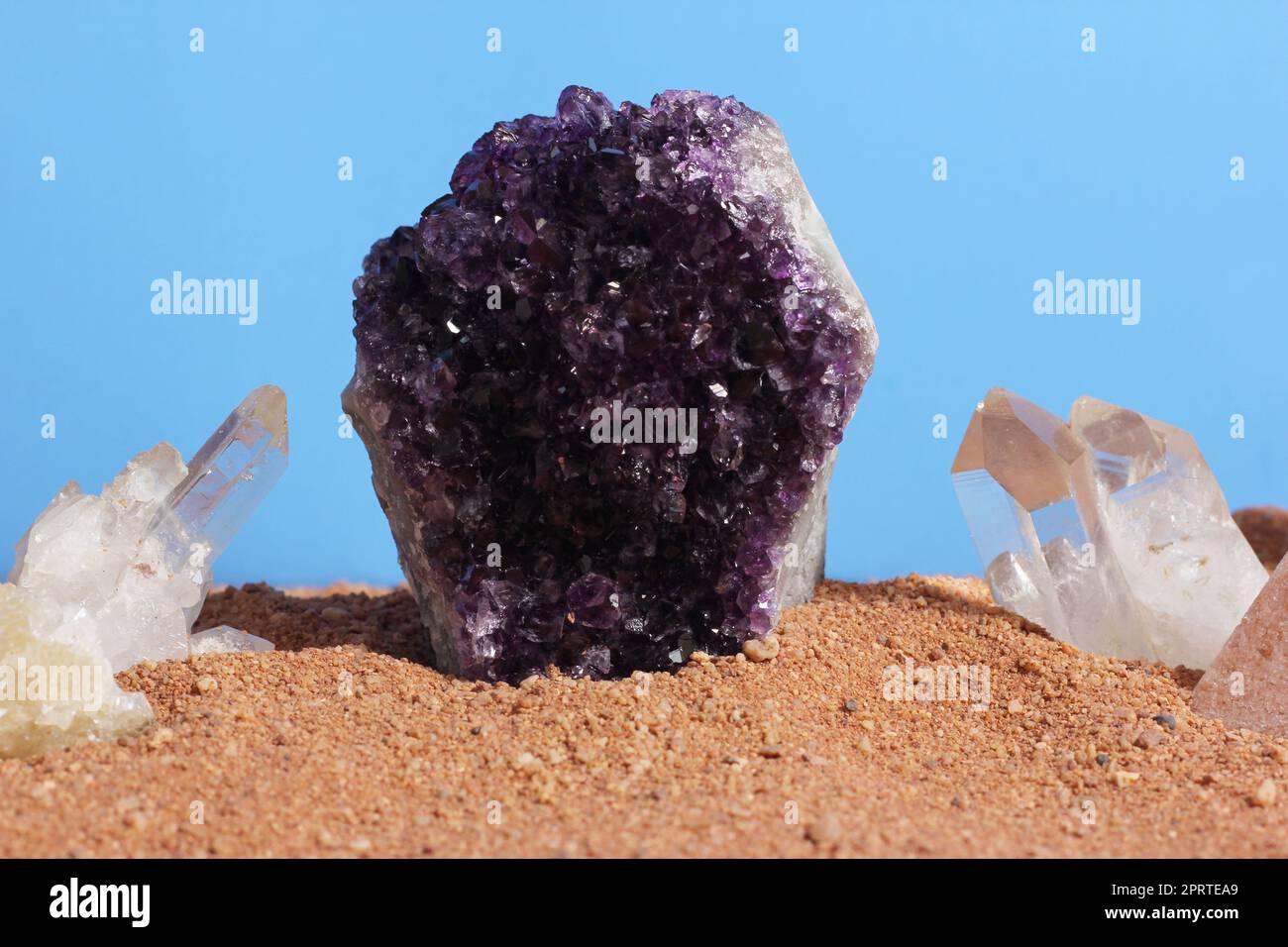 Pierre améthyste et cristaux de quartz sur le sable rouge australien Banque D'Images