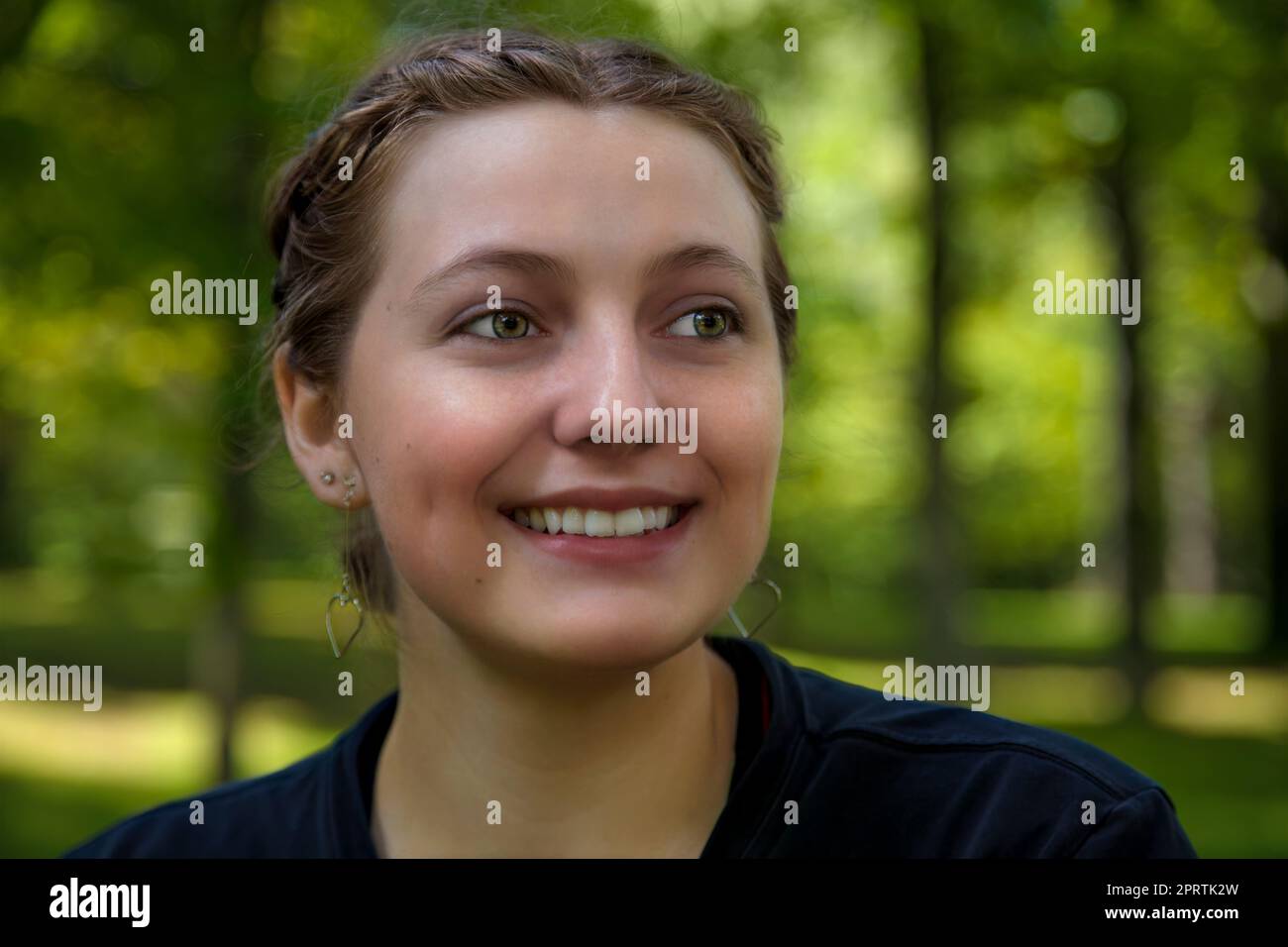 fille souriante en plein air jeune femme de 18 ans portrait cheveux courts Banque D'Images