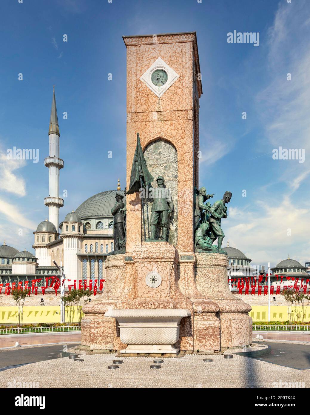 Monument de la République, ou statue de Cumhuriyet Aniti, avec la mosquée Taksim en arrière-plan, à la place Taksim, Istanbul, Turquie Banque D'Images