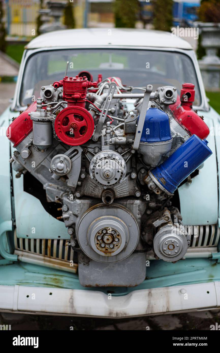 Image d'une voiture d'époque, avec un gros moteur qui dépasse de son capot. Banque D'Images