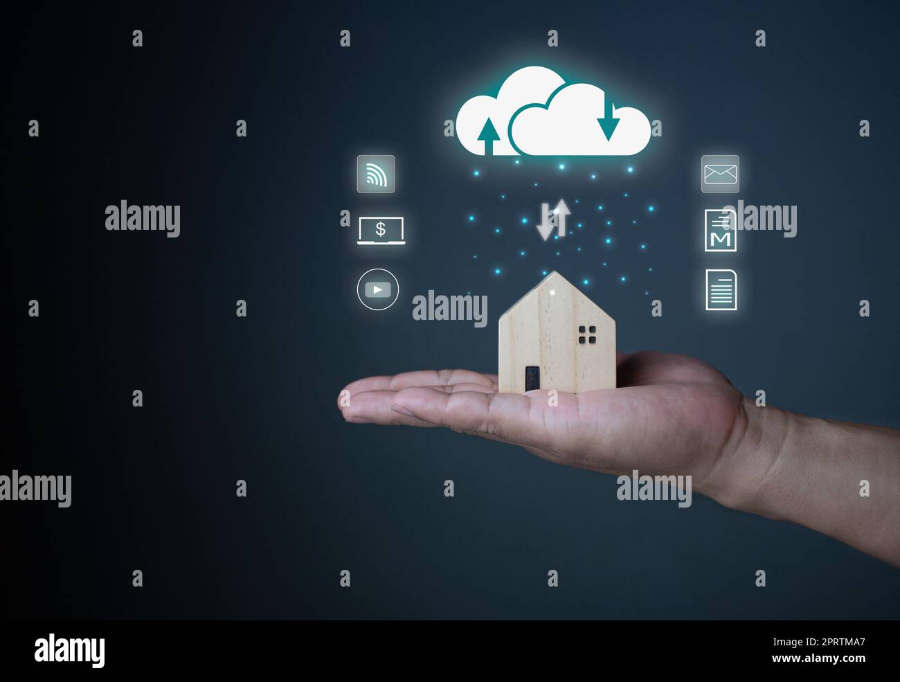 Modèle de la main humaine tenant à la maison et icône de nuage. concept de cloud computing . Connectez l'information et la technologie de l'équipement de communication à la maison. Banque D'Images