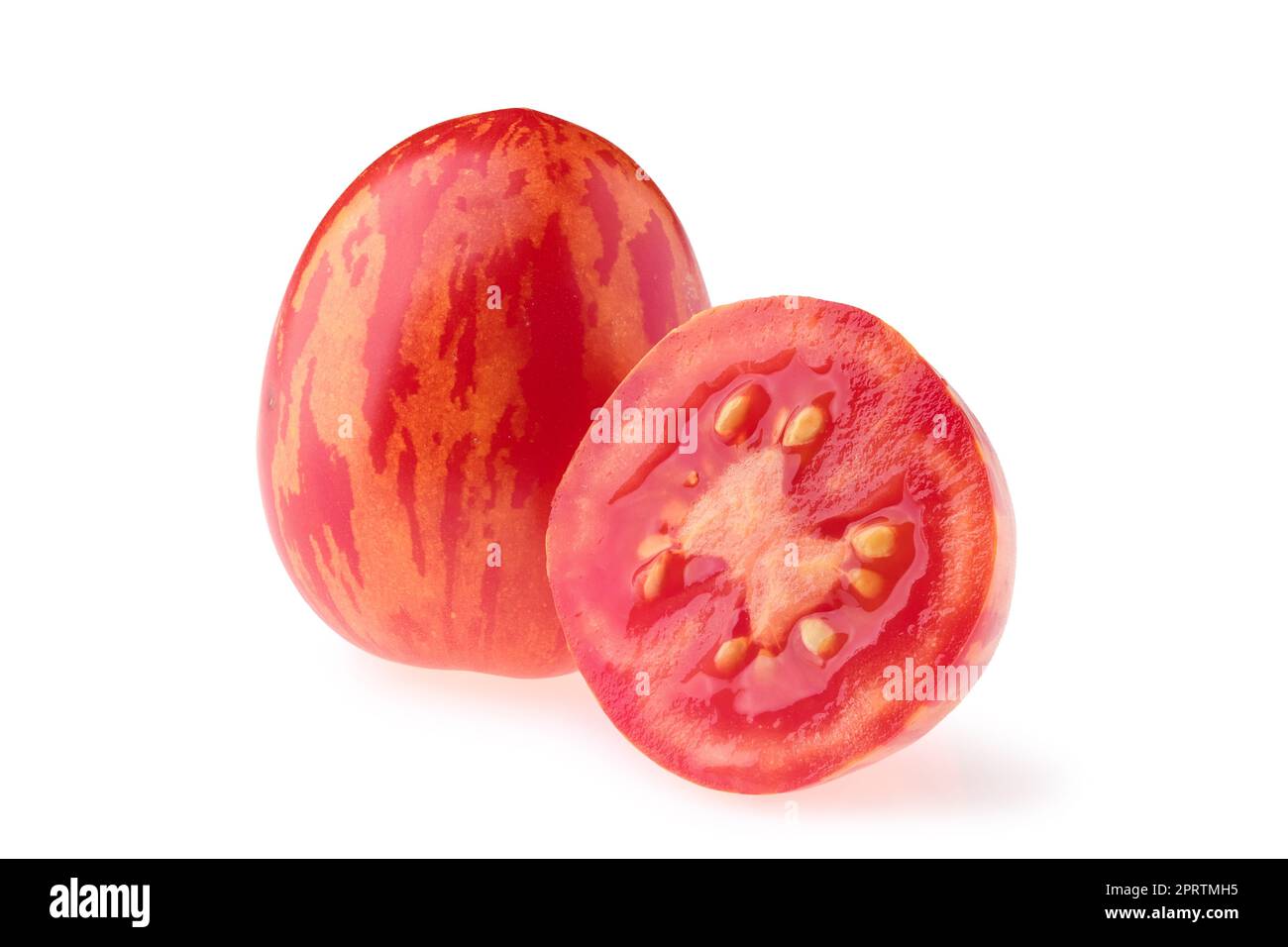 Tomates entières fraîches et une moitié de tomates le tigre de Trenton isolé sur blanc Banque D'Images