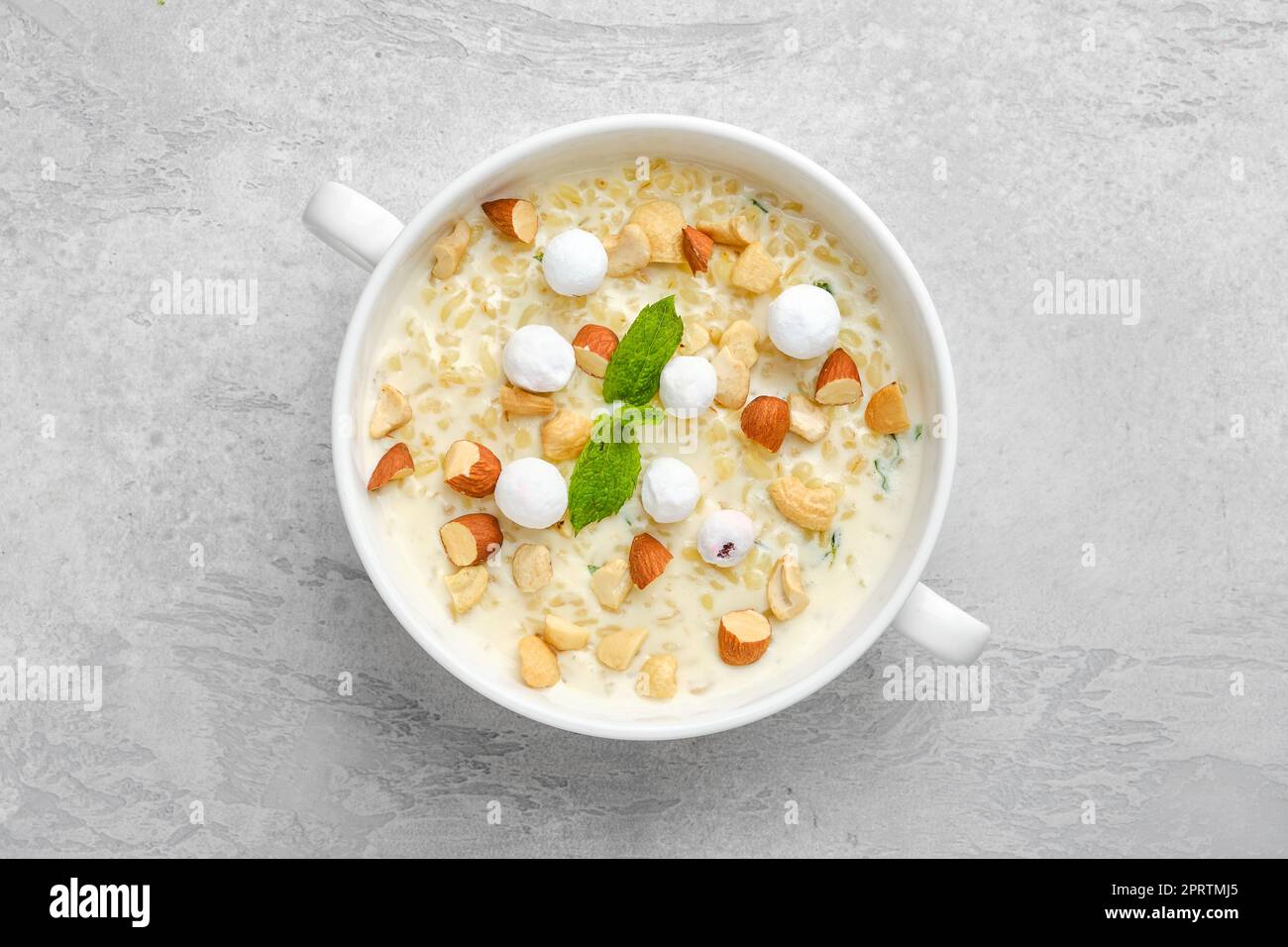 Vue en hauteur du porridge de bulgur dans un bol. Banque D'Images