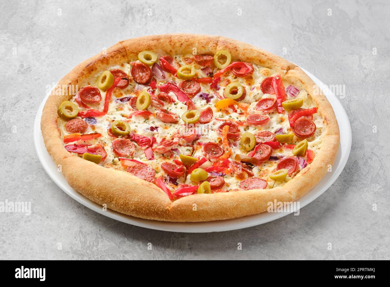 Pizza de petite taille avec saucisse fine, poivron, olives Banque D'Images
