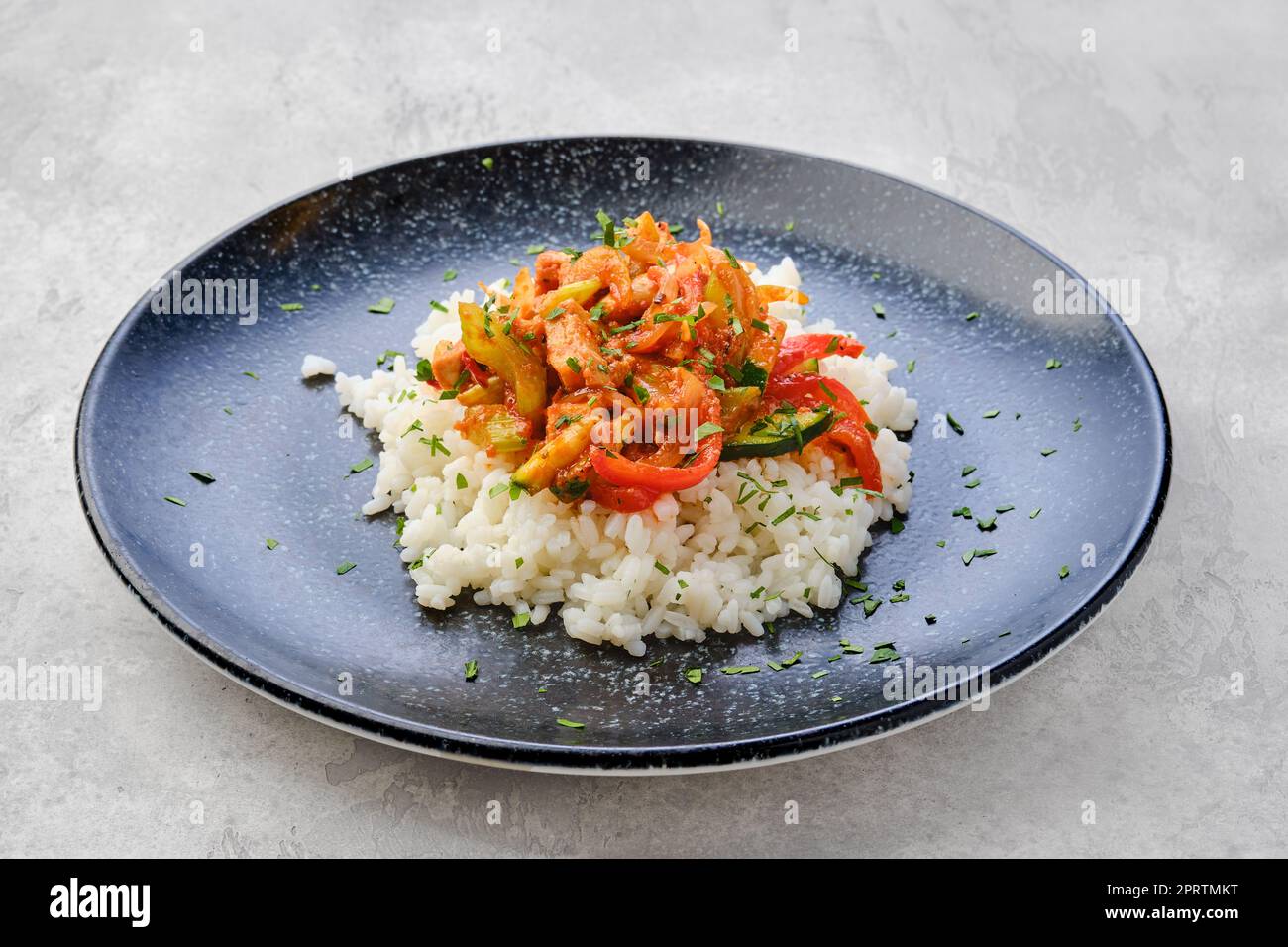 Bœuf tiré avec des légumes cuits à la vapeur et du riz cuit Banque D'Images