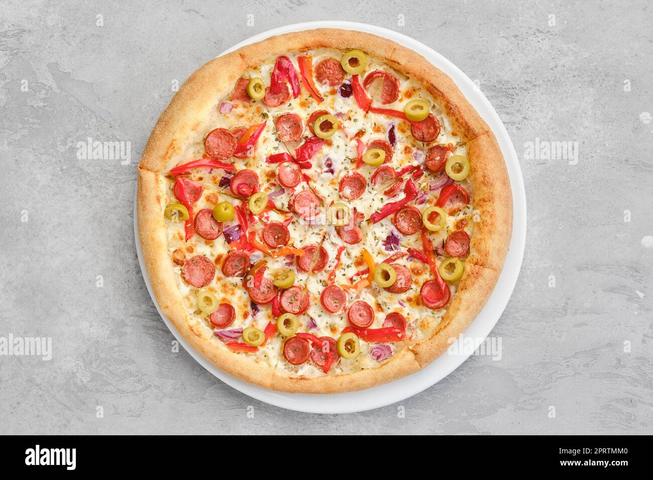 Vue de dessus d'une petite pizza avec saucisse fine, poivron, olives Banque D'Images