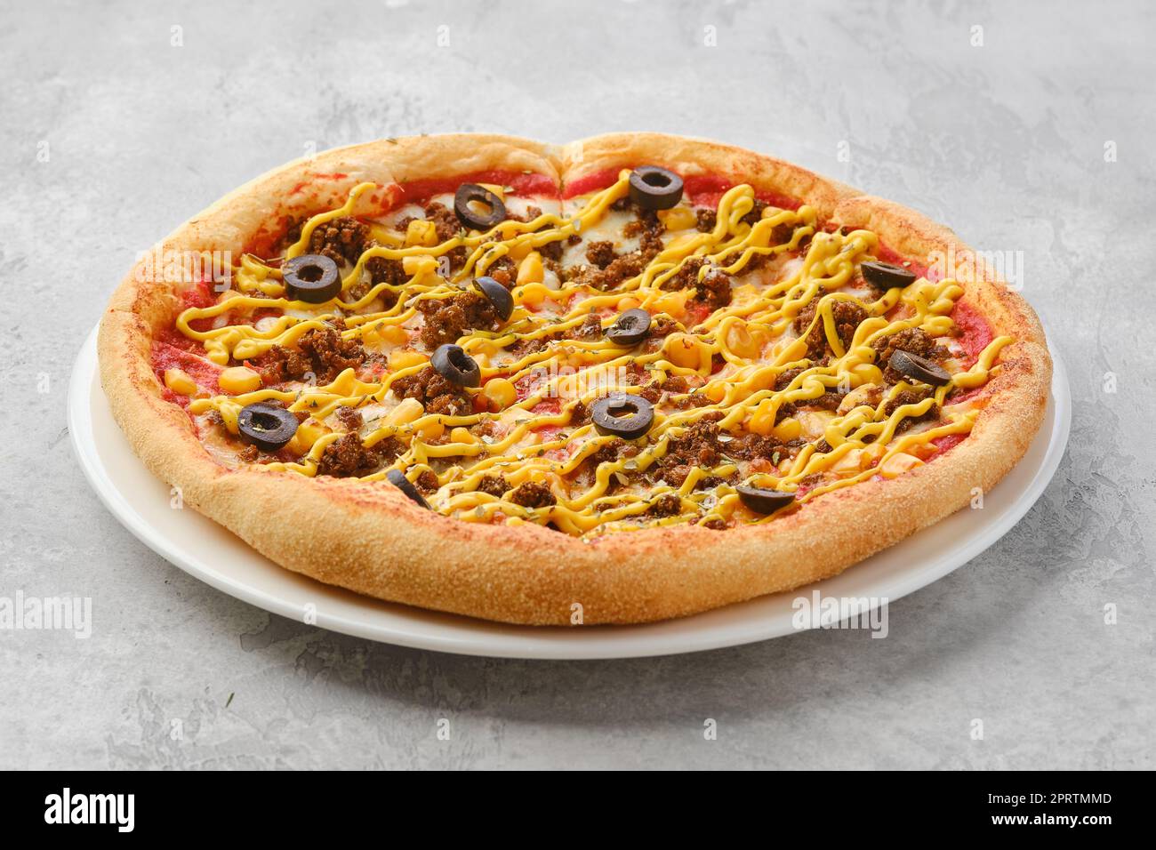 Pizza de petite taille avec viande de bœuf hachée, maïs doux et moutarde Banque D'Images
