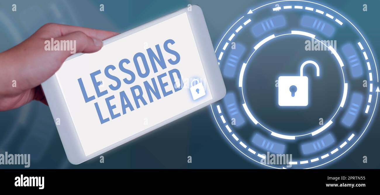 Écrire affichage de texte leçons LearnedPromote partager et utiliser les connaissances issues de l'expérience. Concept d'entreprise promouvoir le partage et l'utilisation des connaissances issues de l'expérience Banque D'Images