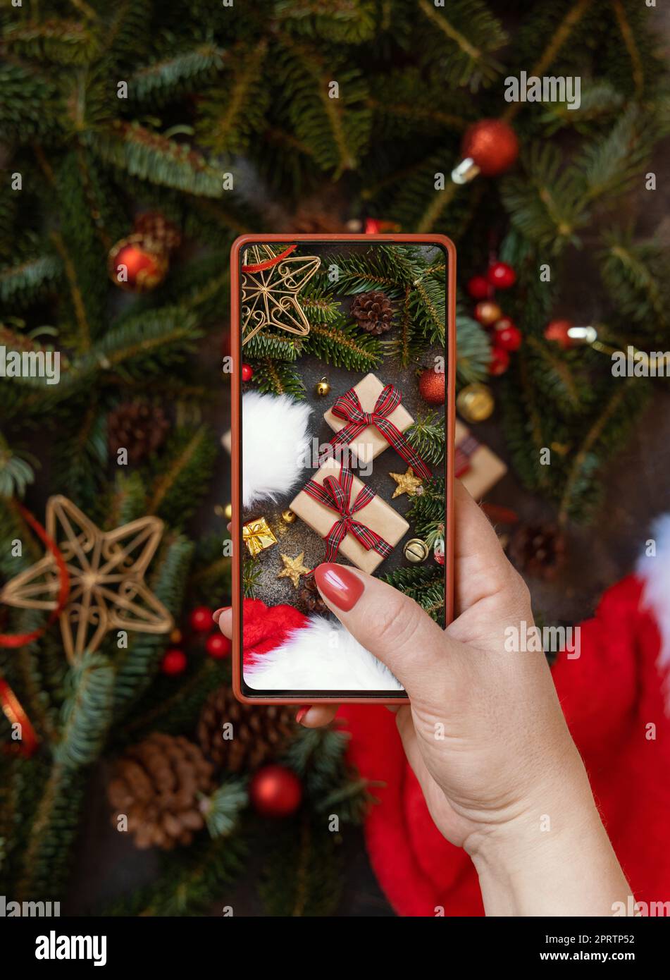 Mains de femmes prenant une photo mobile de composition de noël vue du dessus Banque D'Images