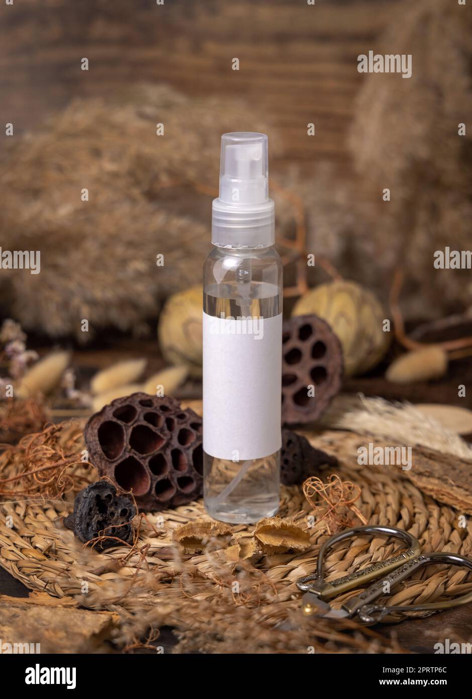 Vaporisateur cosmétique sur bois près des décorations de boho naturel gros plan. Maquette d'étiquette Banque D'Images