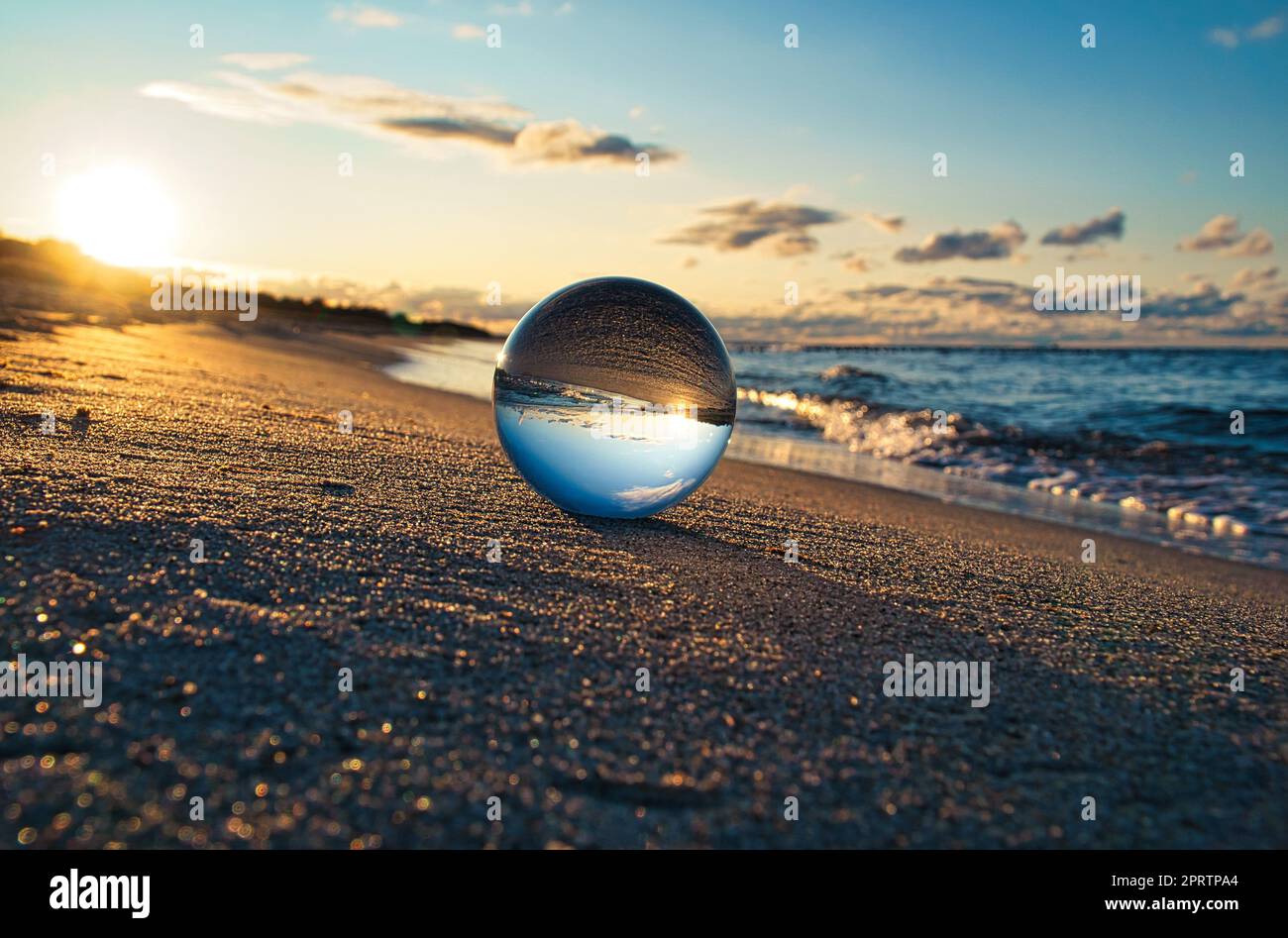 Globe de verre sur la plage de la mer Baltique à Zingst dans lequel le paysage est représenté. Banque D'Images