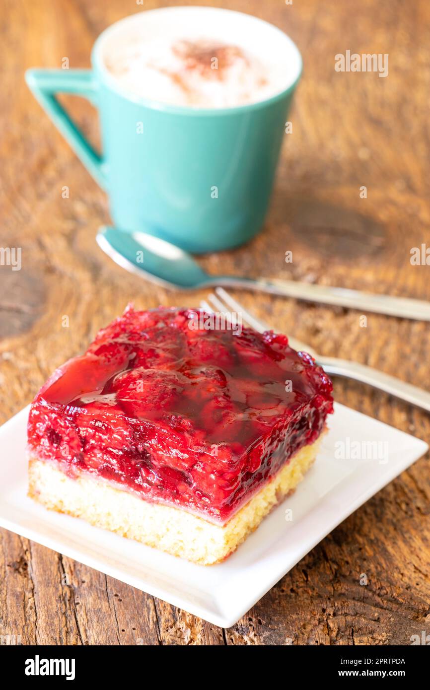 gâteau à la framboise avec cappuccino Banque D'Images
