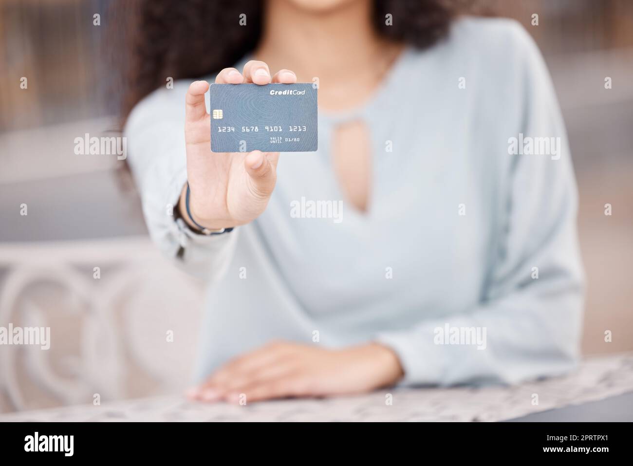 Carte de crédit, paiement bancaire et budget d'argent en épargne. Femme tenant la carte en main, l'achat de prêt en espèces et conseiller financier en économie circulaire. Transaction de financement, vente bancaire et intérêts de la dette Banque D'Images