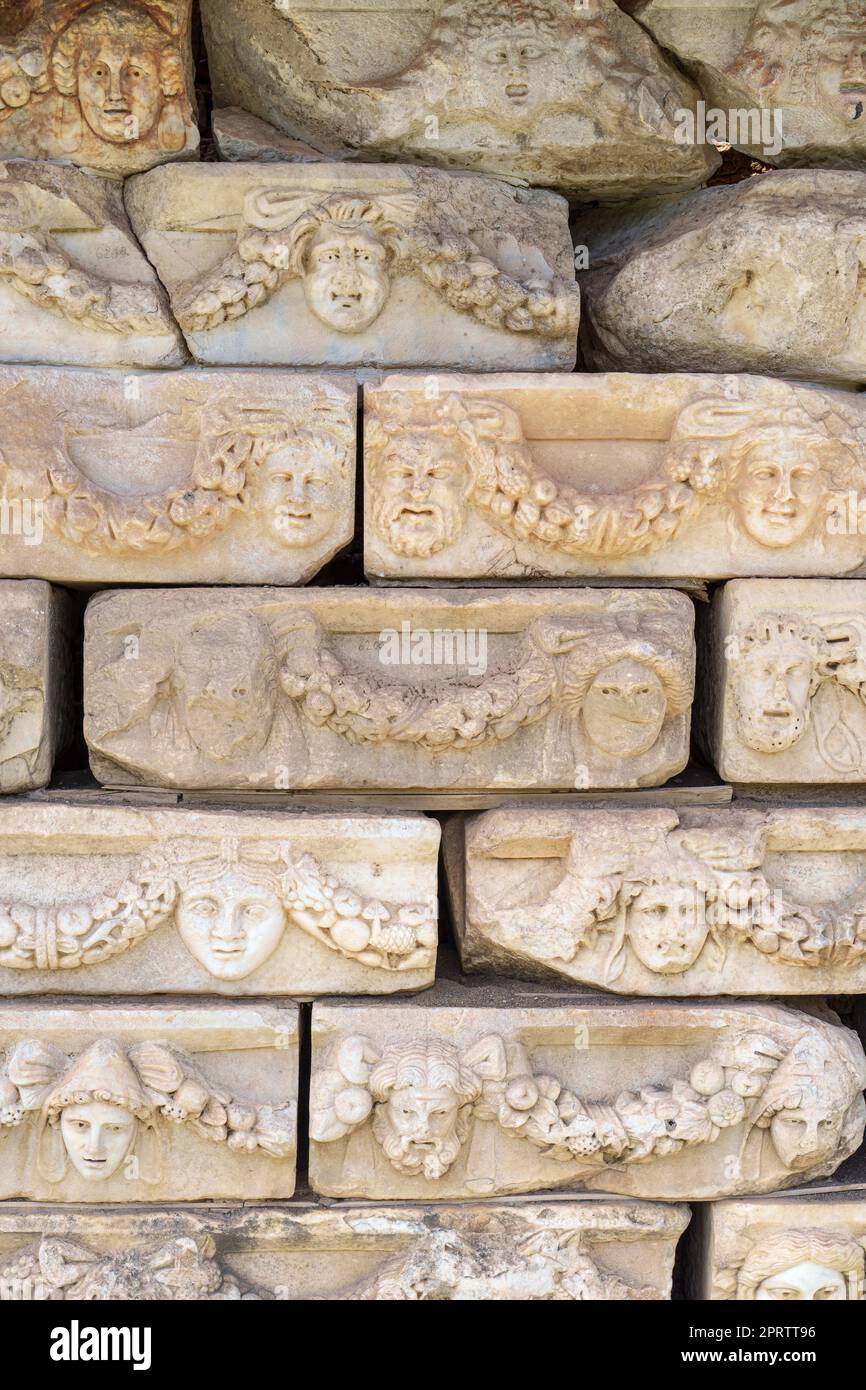 Frises sur le portique de Tiberius représentant divers dieux, déesses et têtes de portrait à Aphrodisias, Aydin, Turquie. Banque D'Images