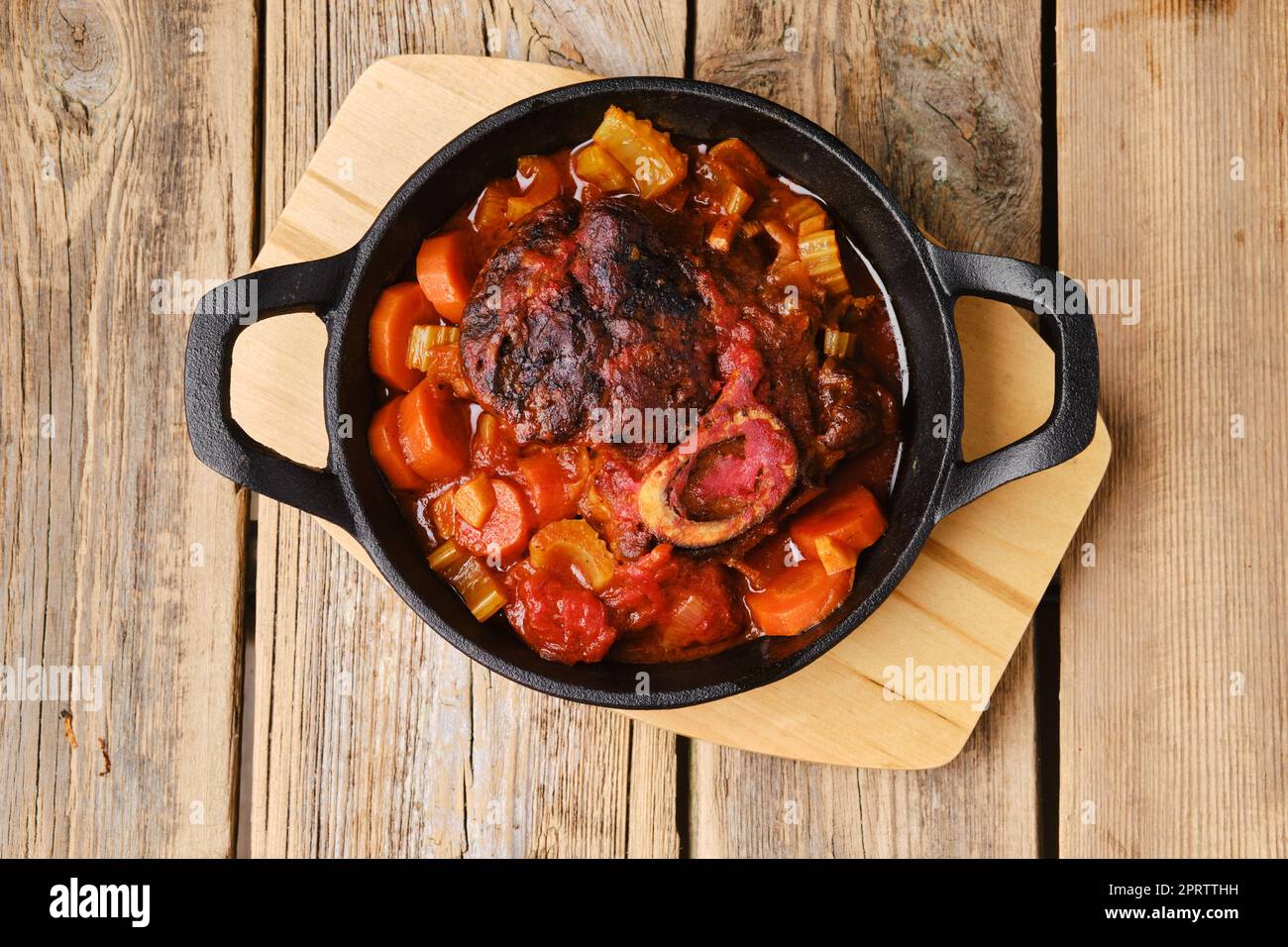 Vue en hauteur d'une poêle en fonte avec ossobuco Banque D'Images