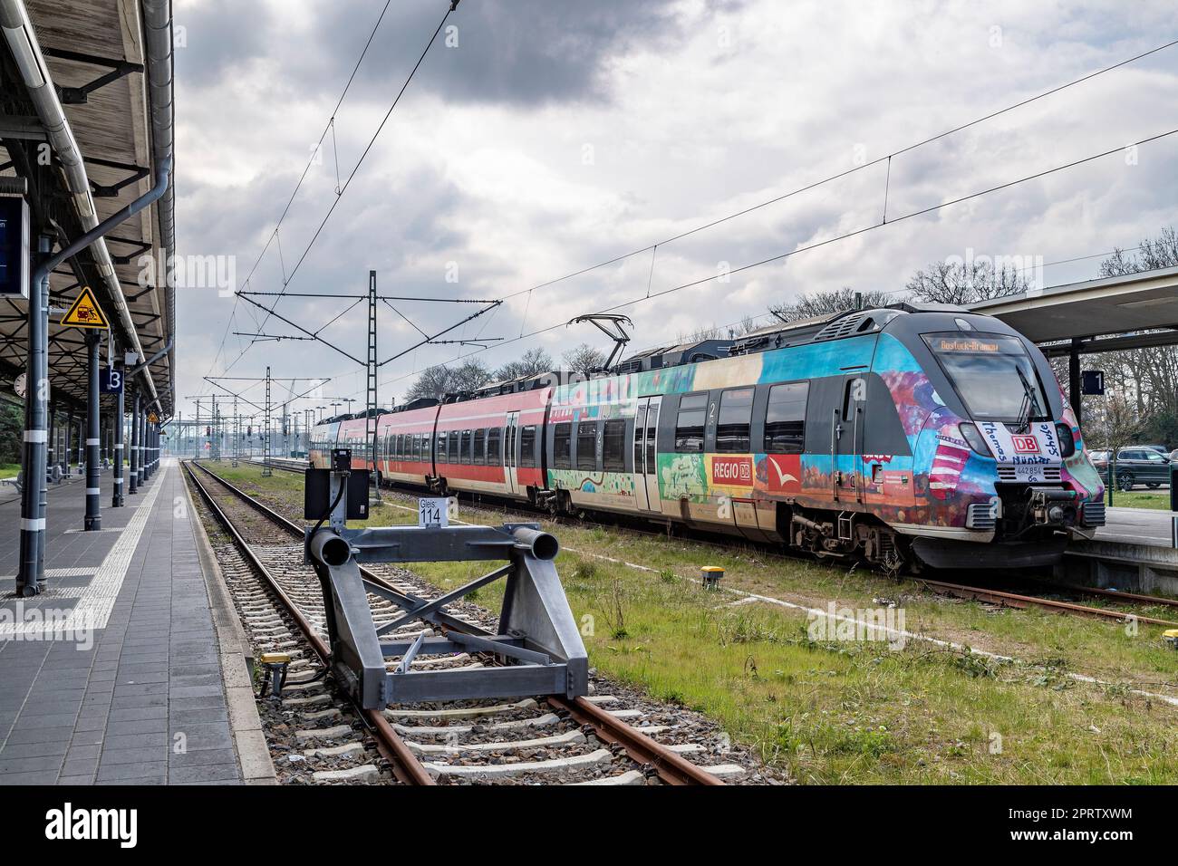 Arrêt du train à la gare de Warnemunde, dans le nord de l'Allemagne Banque D'Images Arrêt du train à la gare de Warnemunde, dans le nord de l'Allemagne Banque D'Images