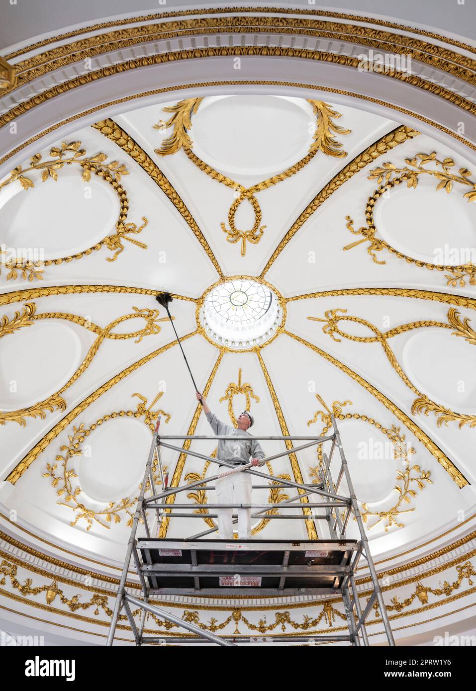 Andrew Brown apporte la touche finale à la restauration du plafond bombé de la chapelle du Bar Couvent Living Heritage Centre de York, tandis que le plus ancien couvent vivant du Royaume-Uni dévoile la restauration de sa chapelle illégale datant de 18th ans. Date de la photo: Jeudi 27 avril 2023. Banque D'Images