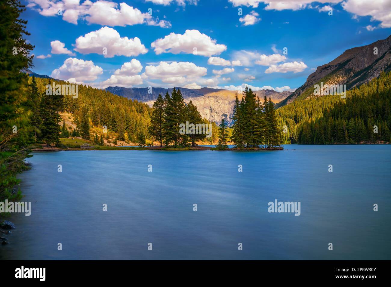 Two Jack Lake dans le parc national Banff, Canada Banque D'Images
