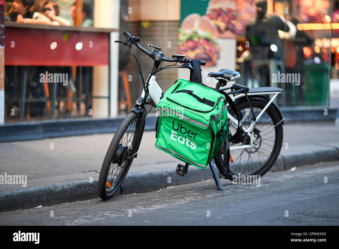 Paris, France. 26th avril 2023. Une livraison pour Uber Eats (UberEats) sur son vélo (vélo). Illustration des livraisons pour les plates-formes de livraison de repas à domicile, à Paris, en France, sur 26 avril 2023. Photo de Victor Joly/ABACAPRESS.COM crédit: Abaca Press/Alay Live News Banque D'Images