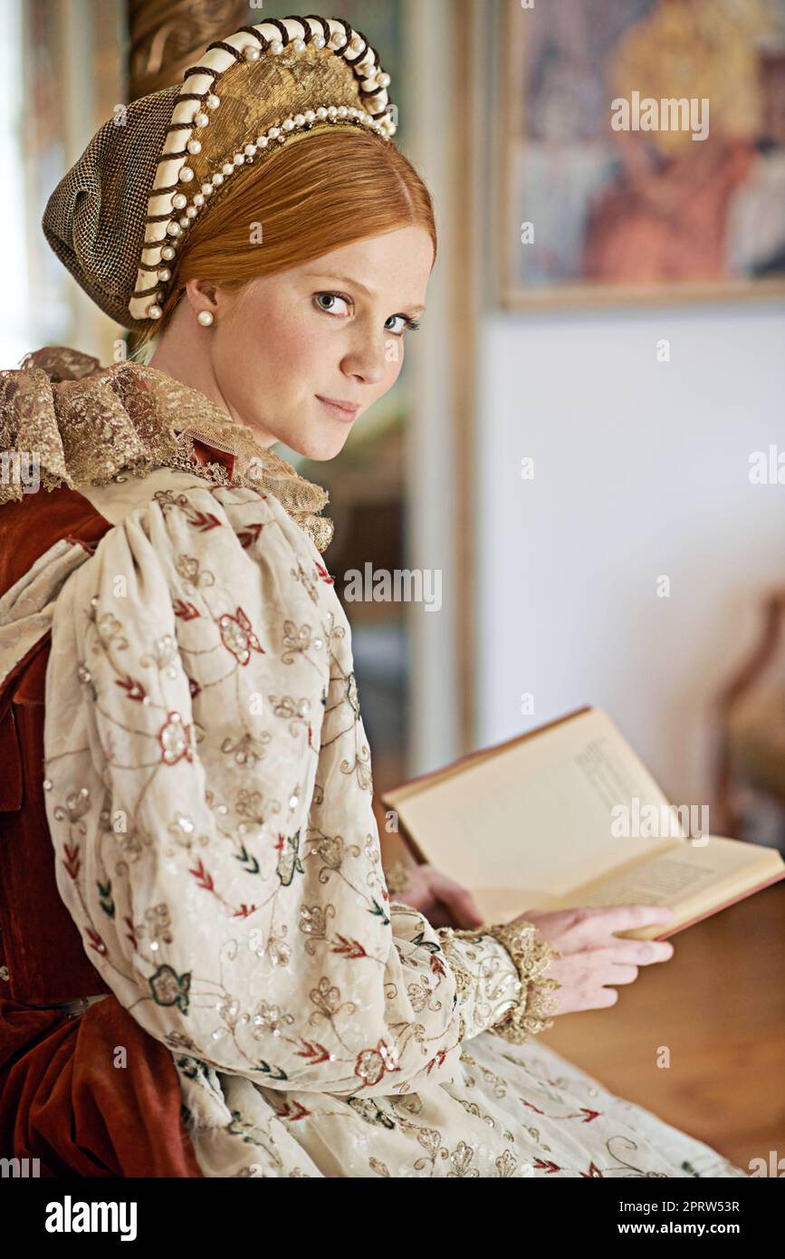 La vie d'une dame. Portrait d'une élégante noble femme lisant dans sa salle de palais. Banque D'Images