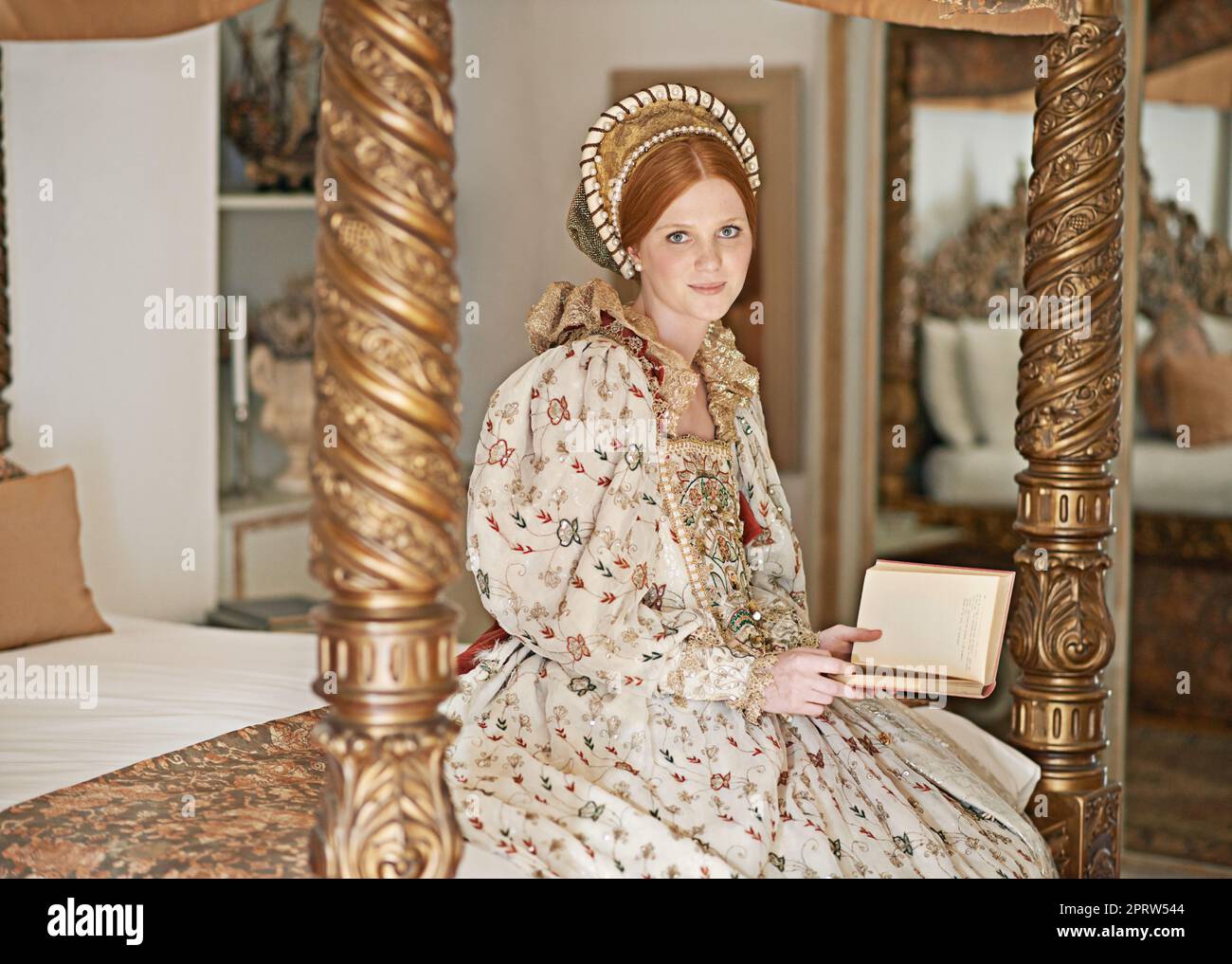 Ma place loin du terrain. Portrait d'une élégante noble femme lisant dans sa salle de palais. Banque D'Images