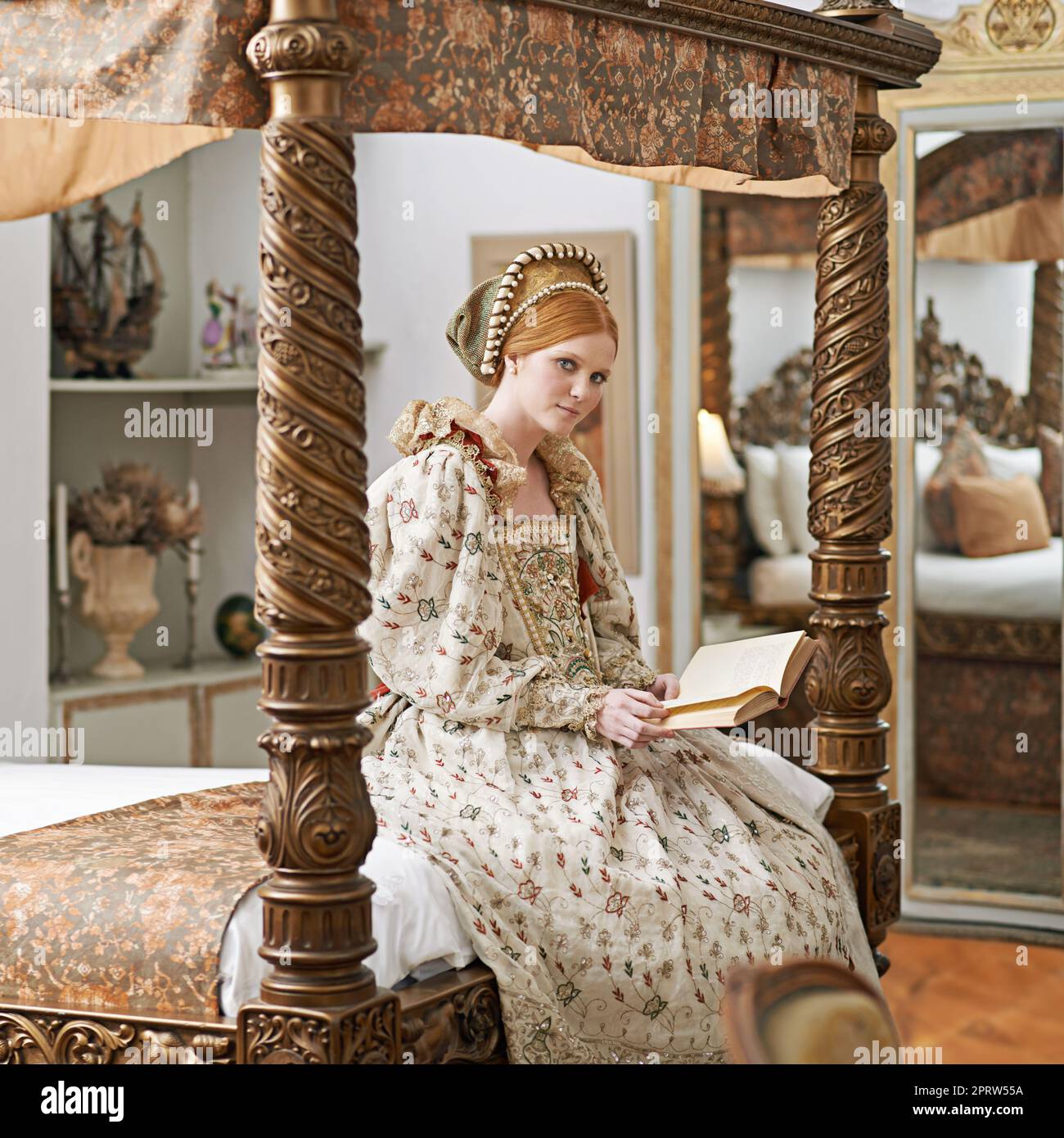 Élégance du haut-né. Portrait d'une élégante noble femme lisant dans sa salle de palais. Banque D'Images