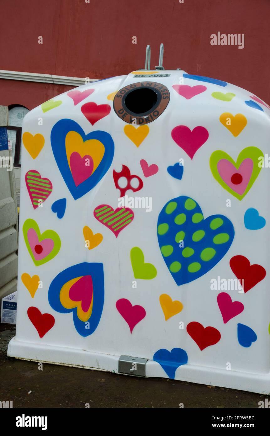 Récipient en verre peint avec des coeurs. Banque D'Images