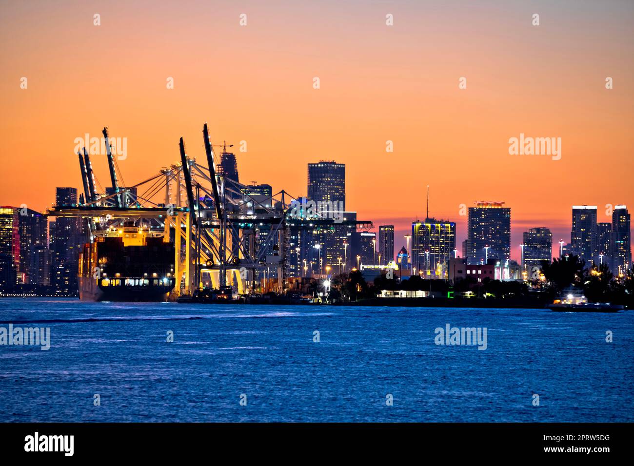 Vue sur les quais et les grues du port de Miami au crépuscule Banque D'Images