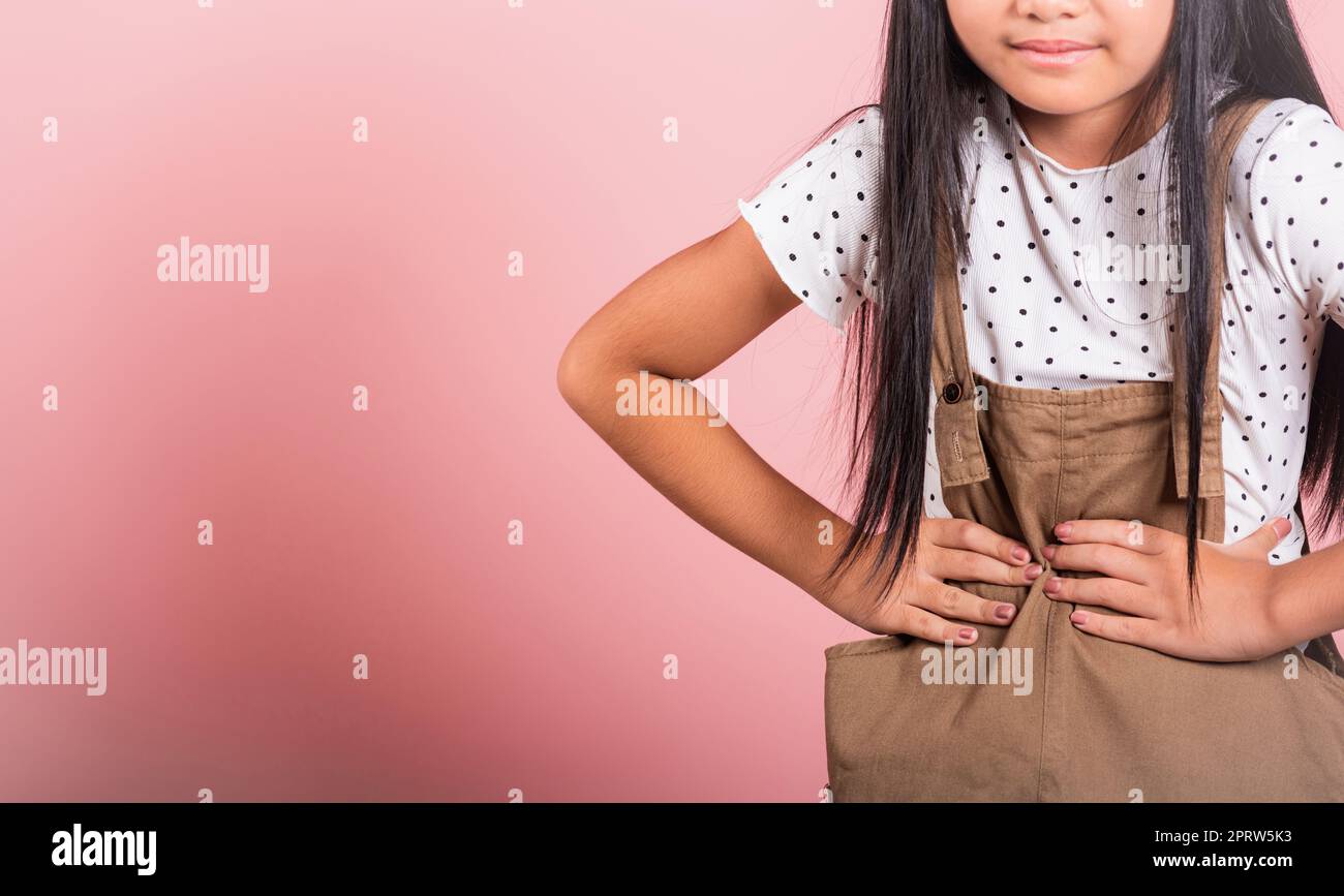 Petit enfant asiatique de 10 ans souffrant de maux d'estomac Banque D'Images