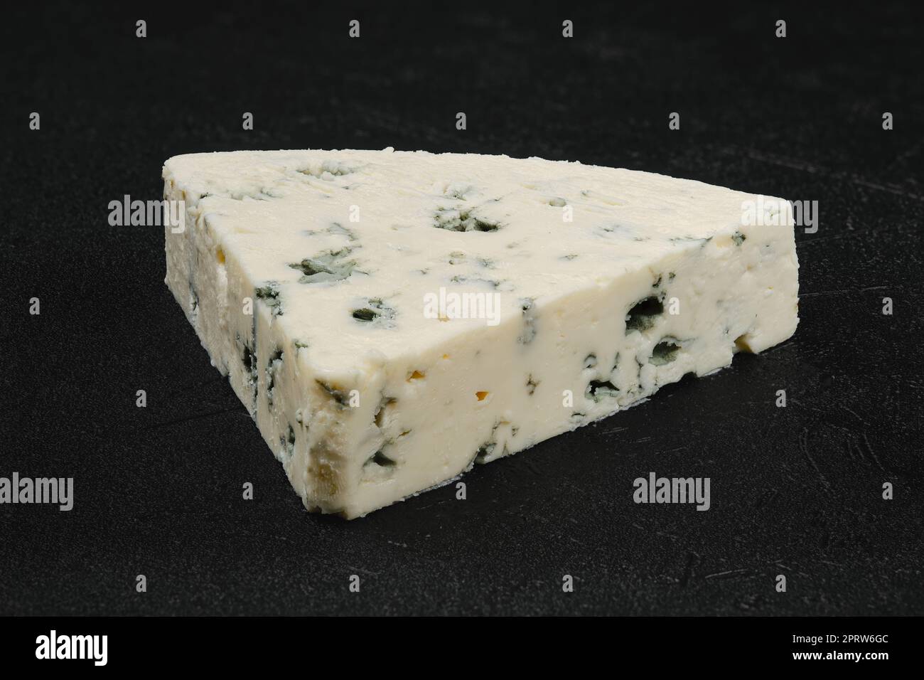 Photo macro d'un morceau de fromage avec moule bleu Banque D'Images