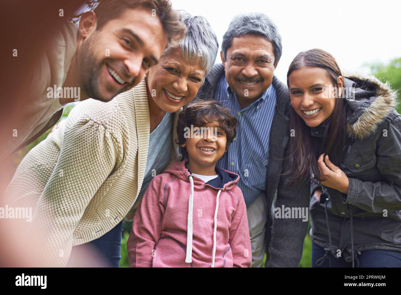 Les moments simples font de grands souvenirs. Une famille multi-générationnelle posant pour un autoportrait Banque D'Images