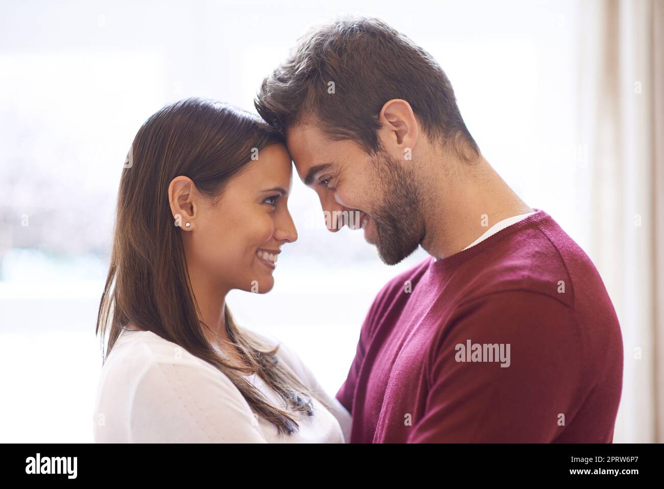 Être ensemble est la chose la plus importante: Un jeune couple affectueux dans leur maison. Banque D'Images