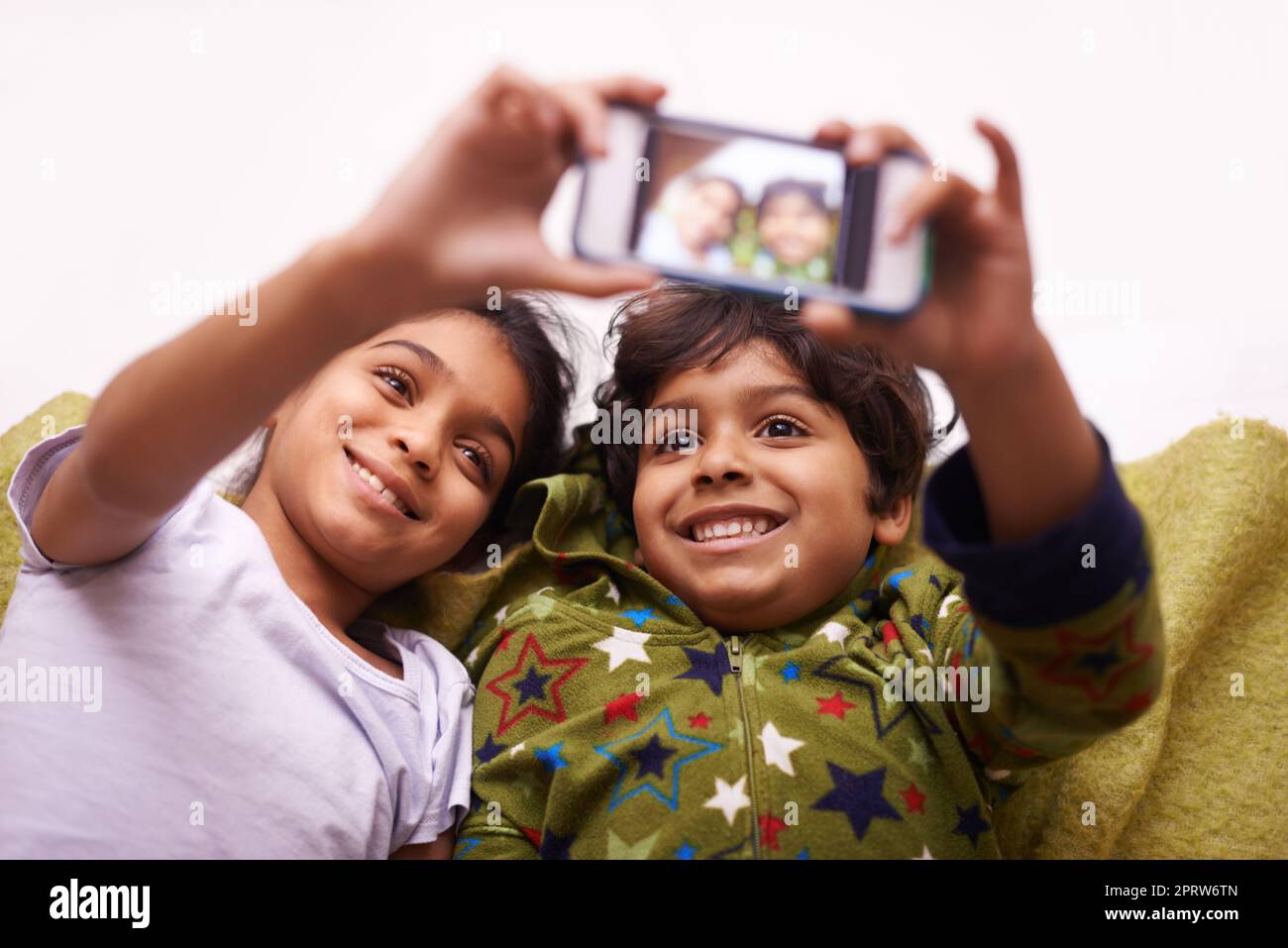 Selfies frères et sœurs, deux frères et sœurs prenant une photo d'eux-mêmes à la maison Banque D'Images