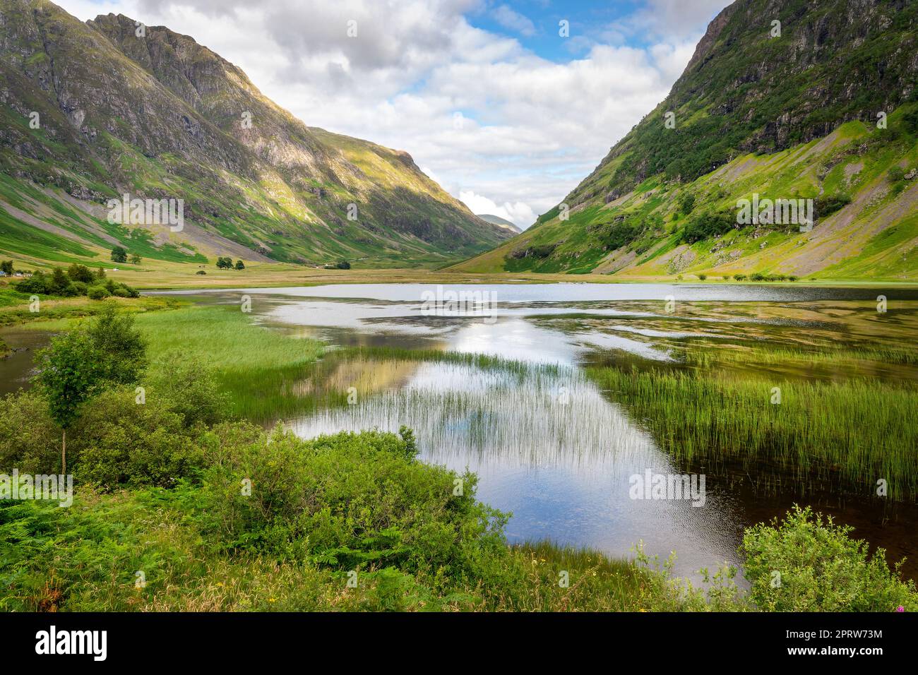 Loch Achtriochtan dans la vallée de Glencoe, Highlands of Scotland, Royaume-Uni Banque D'Images