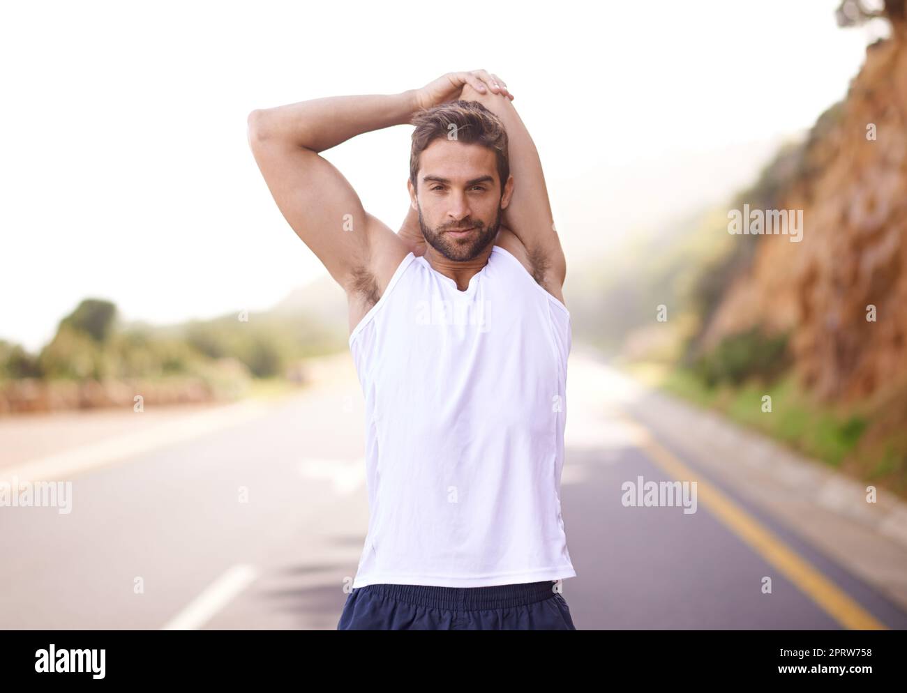 Courir, c'est plus que de l'exercice, c'est un mode de vie. Un jeune homme dehors pour courir Banque D'Images