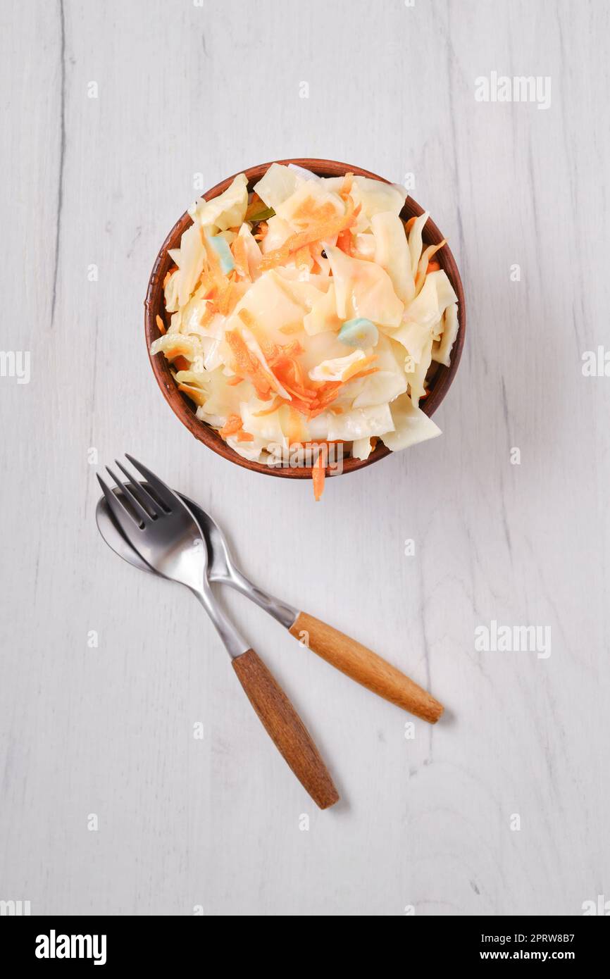 Vue de dessus d'un bol en argile avec choucroute maison Banque D'Images