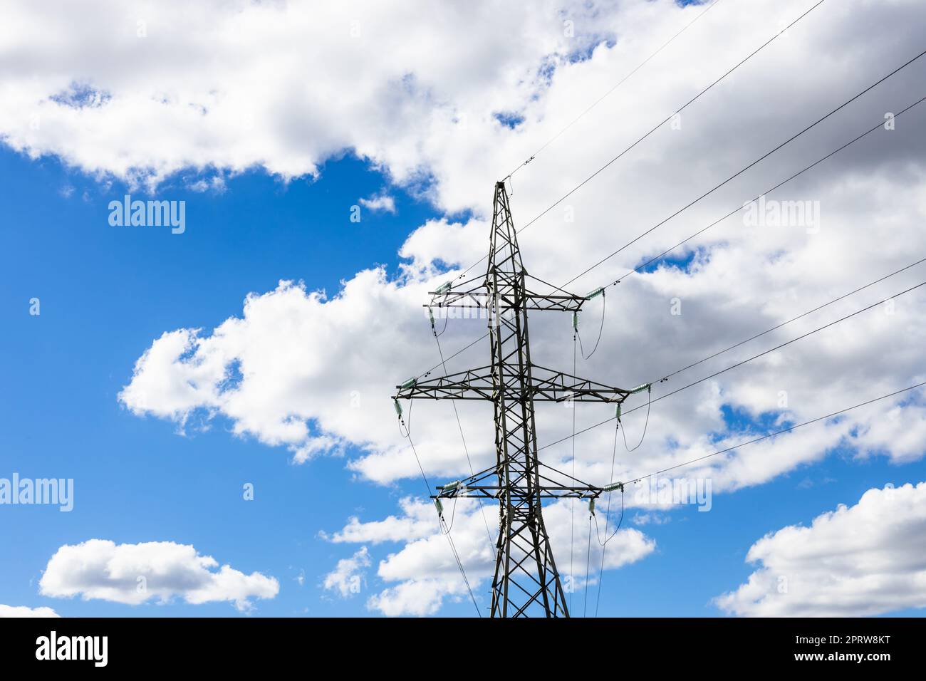 Pôle haute tension ou tour d'électricité haute tension et lignes électriques de transmission Banque D'Images