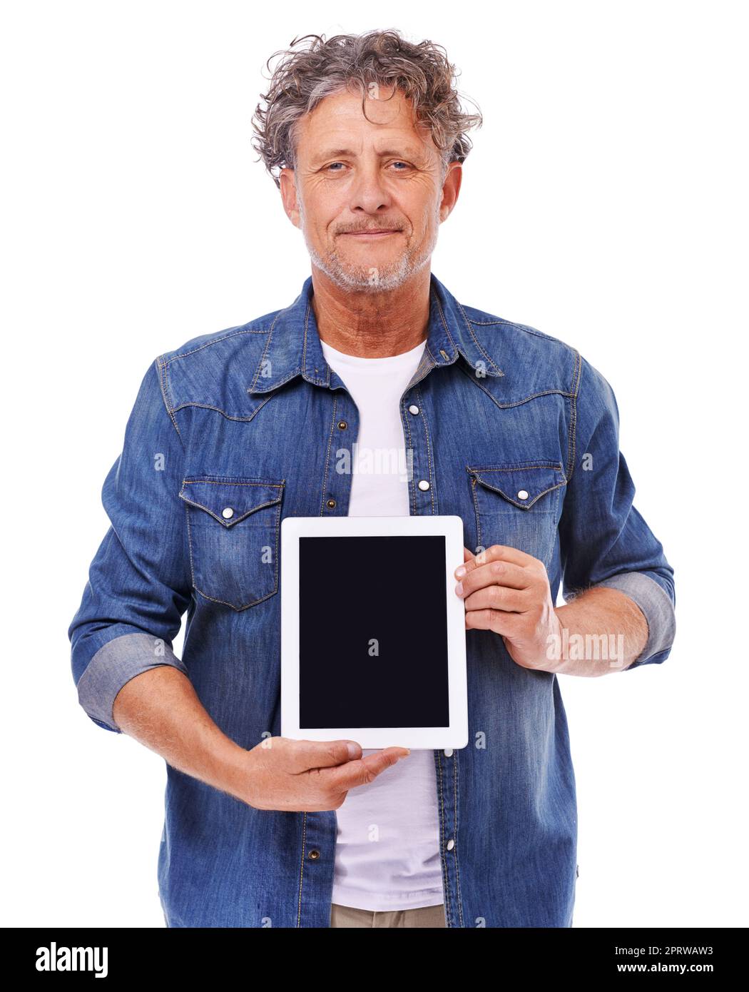 La seule tablette à laquelle j'ai confiance. Photo en studio d'un homme mature tenant une tablette numérique isolée sur blanc Banque D'Images