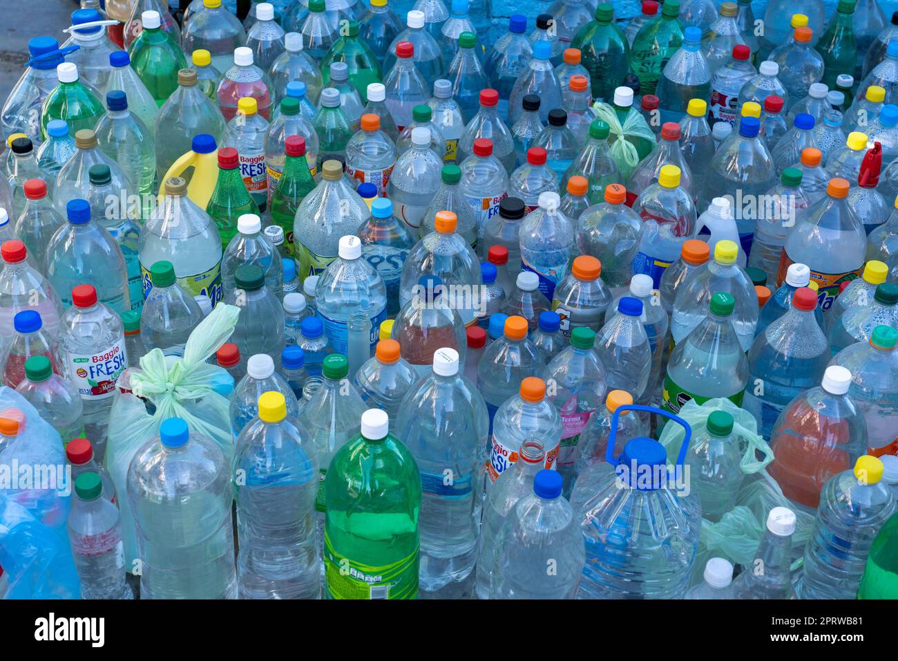 Des bouteilles d'eau laissées par les fidèles pour le légendaire folk-saint, Difunta Correa, pour étancher sa soif éternelle. Vallecito, Argentine. Banque D'Images