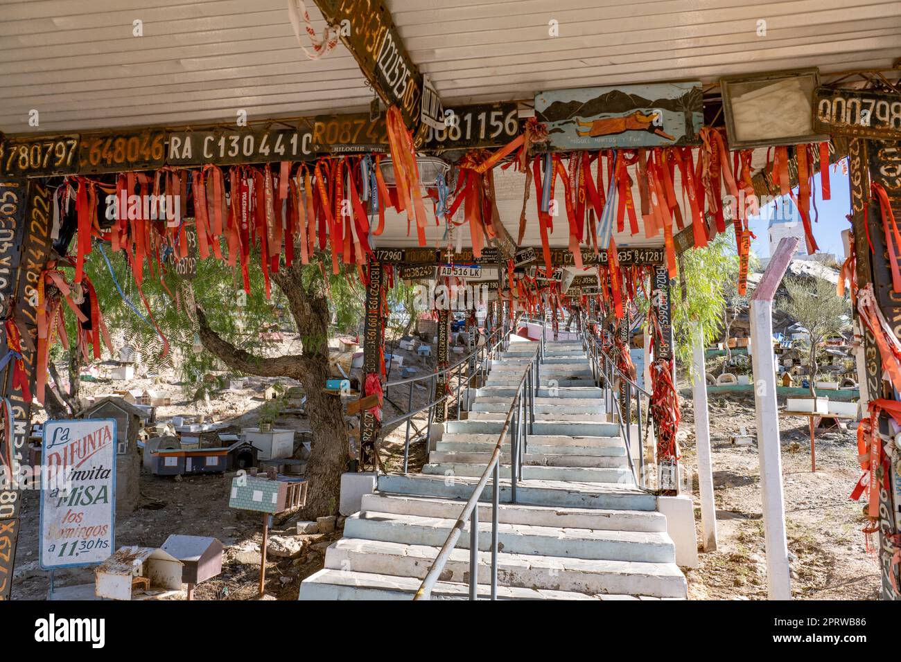 Escaliers jusqu'au sanctuaire de la légendaire saint populaire, Difunta Correa, bordé d'offrandes de remerciement. Vallecito, San Juan, Argentine. Banque D'Images