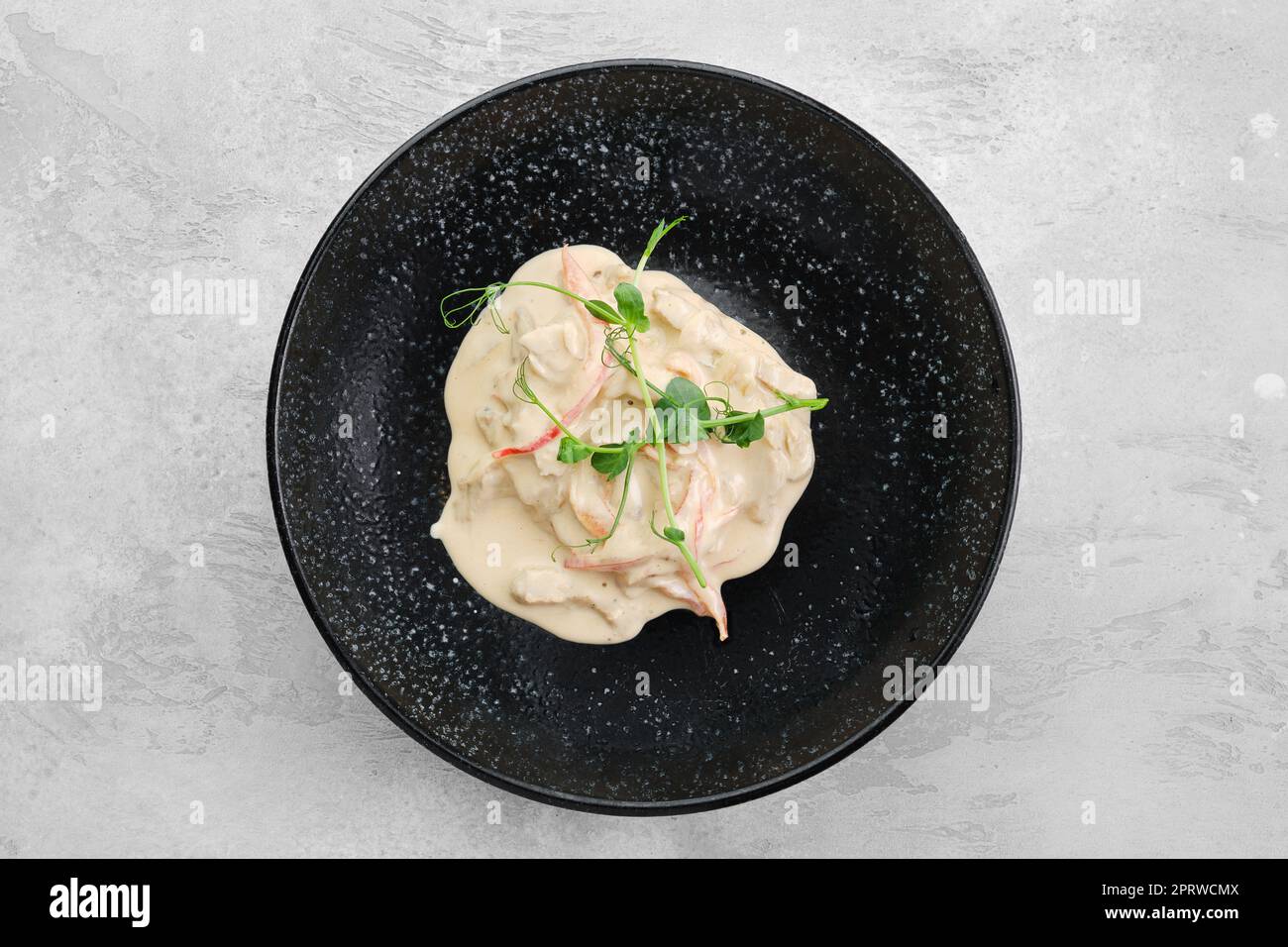 Morceaux de viande de poulet au poivron et sauce blanche crémeuse, vue de dessus Banque D'Images