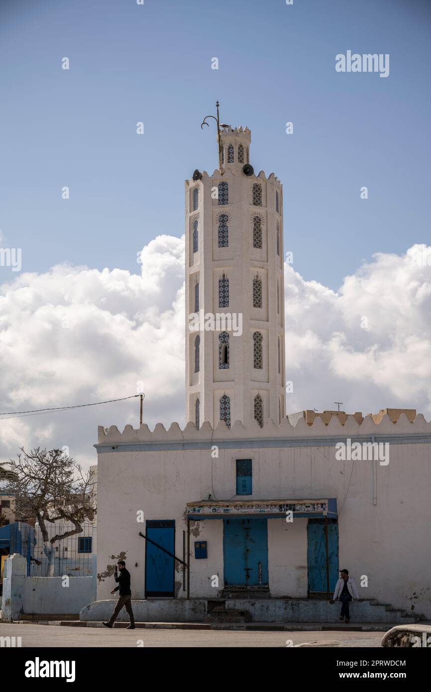 Minaret d'une mosquée dans les rues d'Oued Laou. Banque D'Images