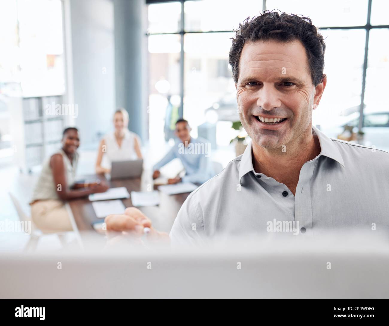 Tableau blanc, réunion de présentation de la stratégie de leadership et de marketing au bureau pour planifier notre vision, notre mission et nos objectifs. L'équipe d'affaires et le chef remue-méninges idées de démarrage et de publicité créative Banque D'Images