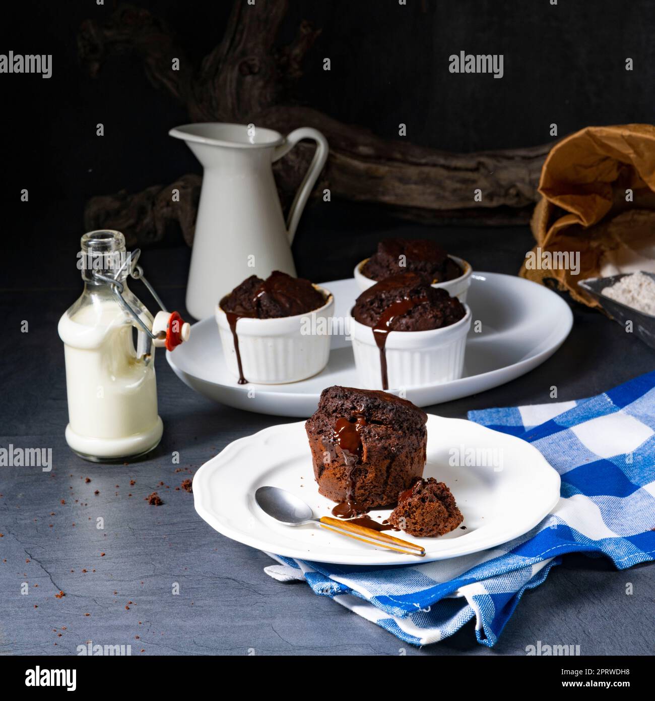 Délicieux muffins au chocolat avec des chips de chocolat Banque D'Images