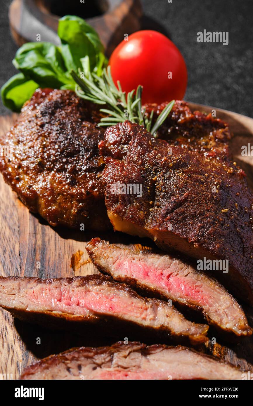 Vue rapprochée de l'araignée de beefsteak frite dans une poêle en fonte Banque D'Images