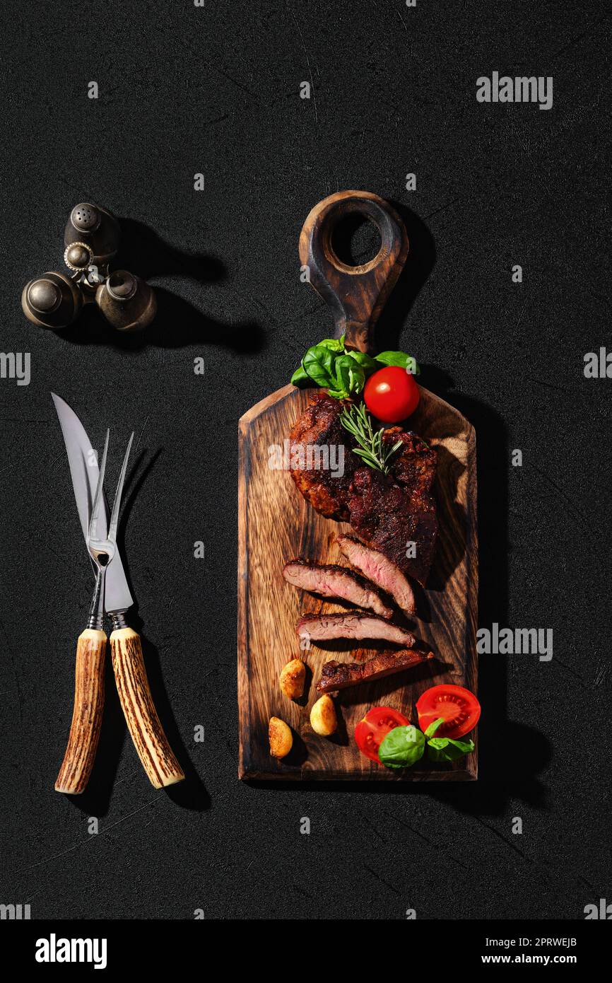 Vue de dessus de l'araignée beefsteak frite dans une poêle en fonte Banque D'Images