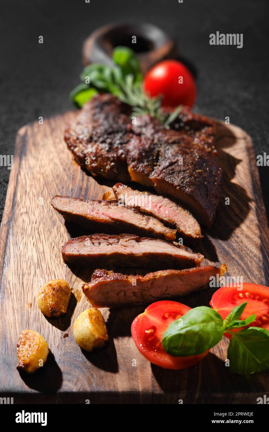 Vue rapprochée de l'araignée de beefsteak frite dans une poêle en fonte Banque D'Images