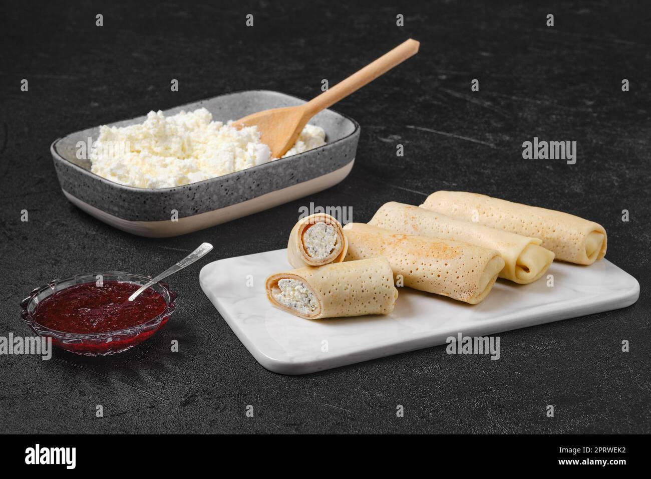 Crêpes maison farcies au fromage cottage Banque D'Images